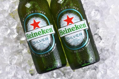 IRVINE, CALIFORNIA - 9 OCT 2023: Buzlu iki şişe Heineken 95 kalori birası.