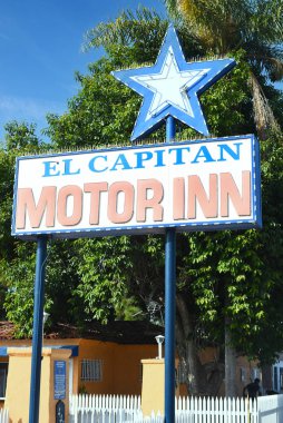 LONG BEACH, CALIFORNIA - 18 OCT 2023: Pasifik Sahil Otobanı 'ndaki El Capitan Motor Inn' deki tabelayı kapatın, PCH.