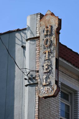 LONG BEACH, CALIFORNIA - 18 OCT 2023: Anaheim Caddesi 'ndeki Park Otel tabelası. 