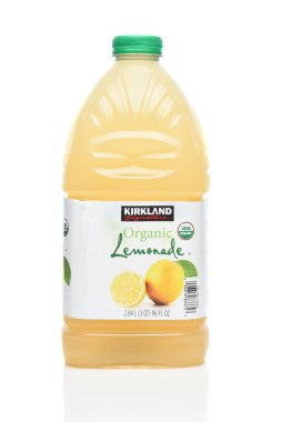 IRVINE, CALIFORNIA - 19 OCT 2023: Bir şişe Kirkland İmzalı Organik Limonata, Costco 'nun özel etiketi.