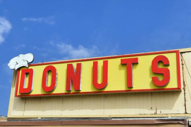 COSTA MESA, CALIFORNIA - 18 OCT 2023: Newport Bulvarı 'ndaki Oh That Donuts binasındaki Donut tabelasının kapatılması. Mağaza kapalı ve tahta kaplı..