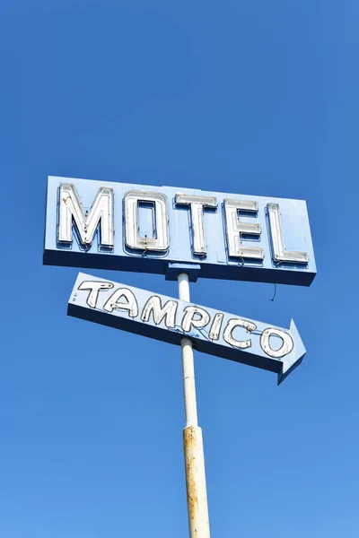 Anaheim California Sept 2023 Vertical Close Tampico Motel Arrow Sign — 图库照片