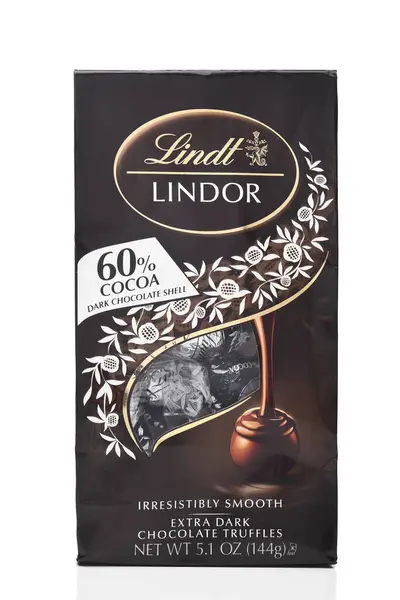 IRVINE, CALIFORNIA - 1 NOV 2023:% 60 kakaolu bir paket Lindt Kakao Mantarı.