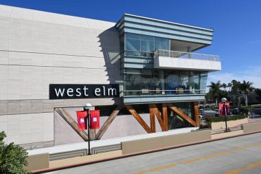 COSTA MESA, CALIFORNIA - 1 NOV 2023: South Coast Plaza 'daki Batı Elm, modern mobilya, ev aksesuarları ve mutfak malzemelerinden oluşan büyük bir koleksiyon sunuyor.