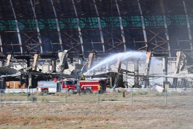 TÜSTİN, CALIFORNIA - 8 NOV 2023: OCFA İtfaiye ekipleri yangının başlamasından bir gün sonra MCAS Tustin Balon Hangarı 'nda yanan sıcak bir noktaya su koydular.