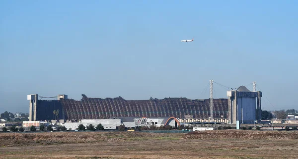 科罗拉多州Tustin 2023年11月8日 Ocfa喷气式飞机在靠近约翰 韦恩机场时飞越Mcas Tustin Blimp Hang 火灾发生的第二天 — 图库照片