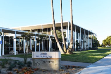 COSTA MESA, CALIFORNIA - 12 NOV 2023: Costa Mesa Şehir Merkezi 'ndeki Fair Drive' da Polis Tesisleri imzalandı.