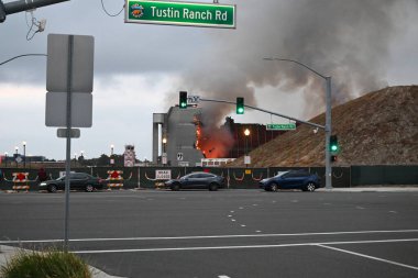 TÜSTİN, CALIFORNIA - 7 NOV 2023 Tustin MCAS Zeplin Hangarları yangını, Moffett Yolu ve Tustin Çiftliği Yolu kavşağından.