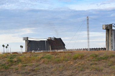 TÜSTİN, CALIFORNIA - 15 Kasım 2023: Tustin MCAS Zeplin Hangar Ateşi, Kuzey duvarı yavaşça yanıp kül olurken,.