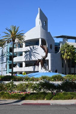 LONG BEACH, CALIFORNIA - 6 Aralık 2023: Pasifik Akvaryumu 'ndaki Yunus Çeşmesi ve Park Yapısı.