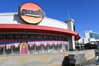 LONG BEACH, CALIFORNIA - 6 Aralık 2023: The Laugh Factory Comedy Club, ünlü komedyenlerin komedi hatıralarını barındıran Stand-Up Komedi Müzesi 'ne ev sahipliği yapmaktadır..