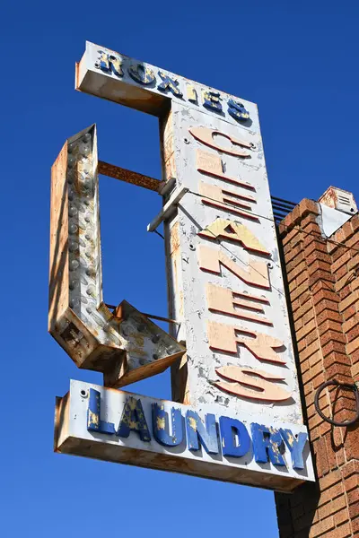 Лонг Бич Калифорния Dec 2023 Roxies Cleaners Laundry Sign Street — стоковое фото