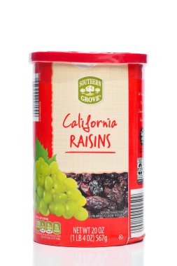 IRIVNE, CALIFORNIA - 10 ARALIK 2023: bir paket Southern Grove California Raisins.