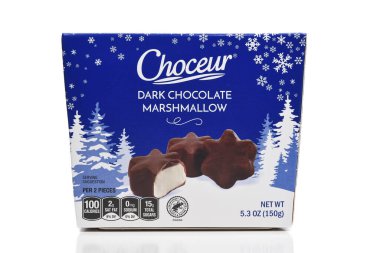 IRIVNE, CALIFORNIA - 10 Aralık 2023: Bir kutu Choceur Dark Chocolate Marshmallows. 