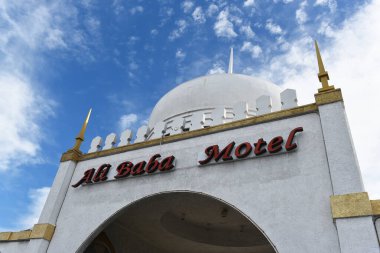 COSTA MESA, CALIFORNIA - 17 Aralık 2023: Newport Bulvarı 'ndaki Ali Baba Motel' deki tabela ve kubbenin kapatılması.