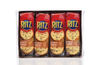 IRVINE, CALIFORNIA - 28 Aralık 2023: Nabisco 'dan bir paket Ritz Fıstık Ezmeli Kraker Sandviçi.
