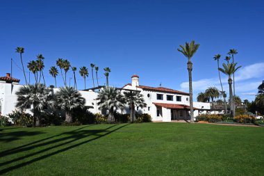 SAN CLEMENTE, CALIFORNIA - 1 Ocak 2024: Ole Hanson Plaj Kulübü panoramik deniz manzaralı düğün ve etkinliklere ev sahipliği yapan ünlü bir kıyı simgesidir..