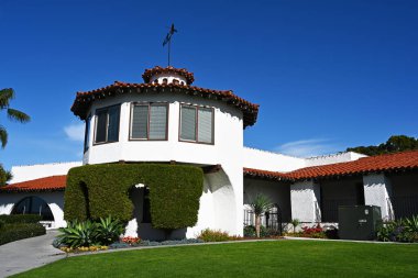 SAN CLEMENTE, CALIFORNIA - 1 HAZİRAN 2024: San Clemente Toplum Merkezi özel, toplum ve sivil etkinliklerin yanı sıra kentin Rekreasyon Bölümü sponsorluğundaki dersler için yer sunuyor.