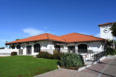 SAN CLEMENTE, CALIFORNIA - 1 HAZİRAN 2024: Avenida Del Mar 'daki San Clemente Halk Kütüphanesindeki Kütüphanenin Arkadaşları.