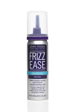 IRVINE, CALIFORNIA - 3 Ocak 2024: John Frieda 'dan bir kutu Frizz Ease Curl Remover Mousse.