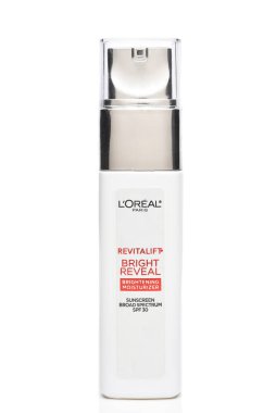 IRVINE, CALIFORNIA - 3 HAZİRAN 2024: Geniş spektrumlu SPF 30 ile bir şişe Loreal Sunscreen Revitalift Parlak Nemlendirici.
