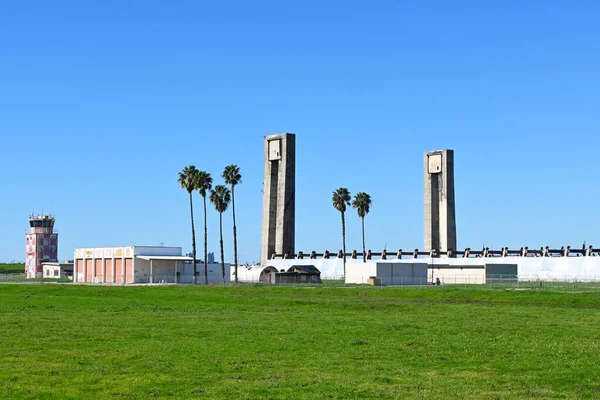 2009年2月10日 2024年2月10日 加利福尼亚 Tustin 前海军陆战队Tustin航空站被摧毁的Blimp机库底部周围的塑料包裹 图库图片