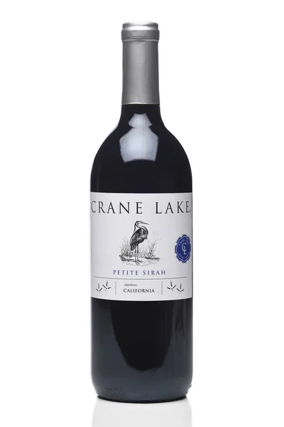 Irvine California Feb 2024 クレーン湖ペタイトシラーのワインのボトル ストック画像