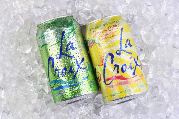加利福尼亚Irvine 2024年2月18日 在冰床上调味的两罐La Croix闪烁着的水 一罐Lime和一罐Limoncello 免版税图库图片