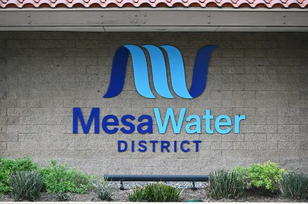 Costa Mesa California Feb 2024 プラセンティアストリートの建物にメサウォーターディストリクトのサインは 市とニューポートビーチに水を提供します ストックフォト