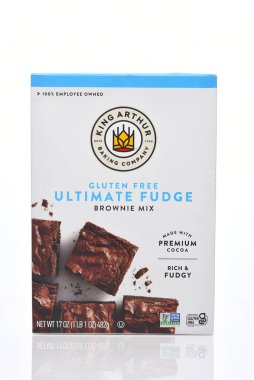 IRIVNE, CALIFORNIA - 21 MAR 2024: Bir kutu King Arthur Fırın Şirketi Gluten Free Ultimate Fudge Brownie Mix.