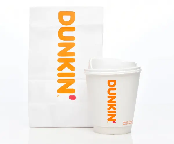 Irvine カリフォルニア Mar 2024 以前ダンキンドーナツと呼ばれていたダンキンからのバッグ コーヒーカップ ストックフォト