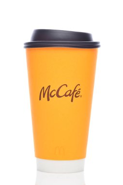 IRVINE, CALIFORNIA - 30 MAR 2024 McDonalds McCafe 'den tek kullanımlık bir kahve fincanı.  