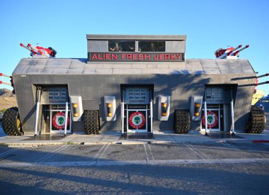BAKER, CALIFORNIA - 14 APR 2024: Baker Ca 'daki Uzaylı Taze Kurutma Mağazası, I-15 ve 127..