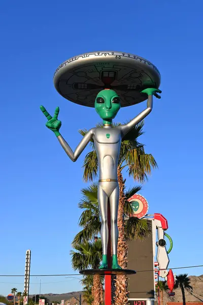 Baker California Abr 2024 Estatua Extraterrestre Estacionamiento Tienda Alien Fresh Fotos de stock