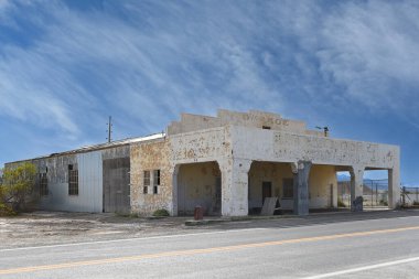 ÖLÜM VALLEY JUNCTION - 14 Nisan 2024: Ölüm Vadisi kavşağındaki Terk Edilmiş Garaj, Amargosa Opera Evi ve Otel 'in karşısındaki Ulusal Park yakınında.