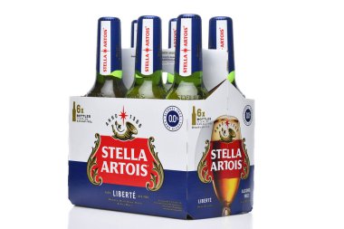 IRVINE, CALIFORNIA - 23 APR 2024: 6 paket Stella Artois Liberte, alkolsüz bira.