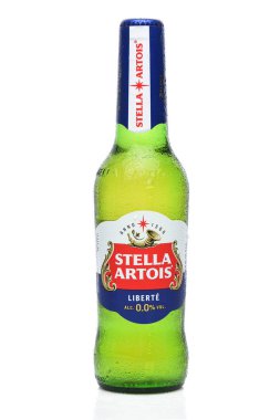 IRVINE, CALIFORNIA - 23 Nisan 2024: Bir şişe Stella Artois Liberte, alkolsüz bira, yoğuşma.
