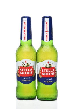 IRVINE, CALIFORNIA - 23 Nisan 2024: İki şişe Stella Artois Liberte, bir Alkolsüz Bira, yoğuşma.