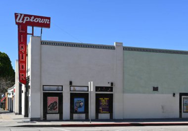 BEYAZ, CALIFORNIA - 28 APR 2024: Greenleaf Bulvarı 'nın yukarısındaki içki dükkanı.