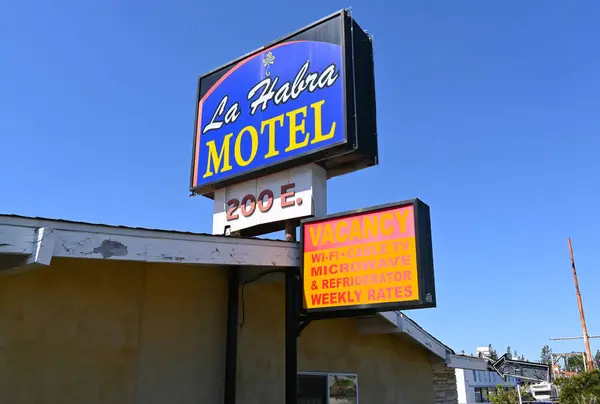 Habra Kalifornien Apr 2024 Das Habra Motel Whittier Boulevard Stockbild