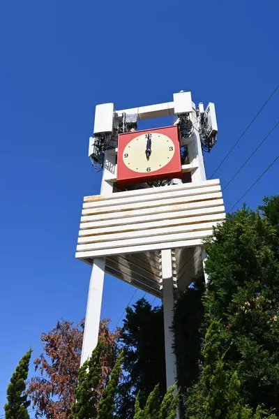 Habra Kalifornien Apr 2024 Ein Uhr Und Zellenturm Whittier Boulevard Stockfoto