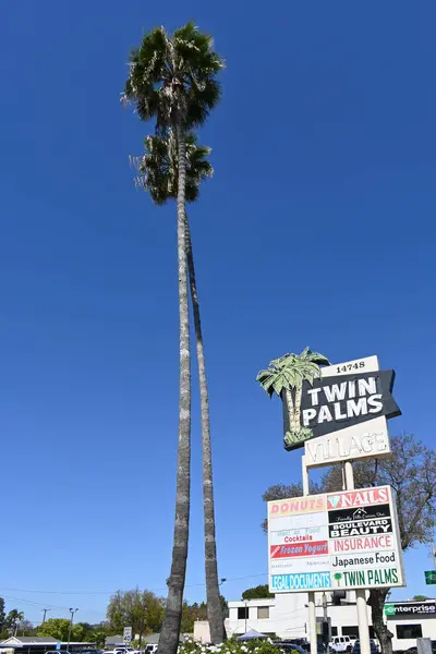 Уиттт Калифорния Апреля 2024 Года Табличка Twin Palms Village Ретро Лицензионные Стоковые Изображения