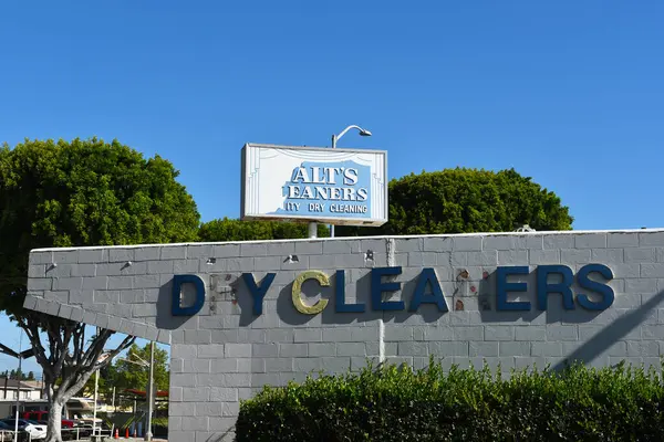 Whittier Kalifornien Apr 2024 Walts Dry Cleaners Schild Der Greenleaf lizenzfreie Stockbilder