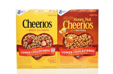 IRVINE, CALIFORNIA - 5 Temmuz 2024: 2 kutu kahvaltı gevreği, Cheerios ve Bal Fındıklı Cheerios. 