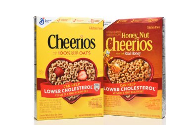 IRVINE, CALIFORNIA - 5 Temmuz 2024: 2 kutu kahvaltı gevreği, Cheerios ve Bal Fındıklı Cheerios. 