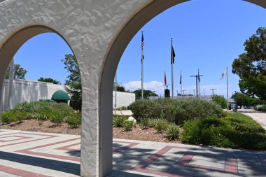 UPLAND, CALIFORNIA - 14 HAZİRAN 2024: Gaziler Meydanı Upland Sivil Merkezi 'nin kemerlerinden görüldü.