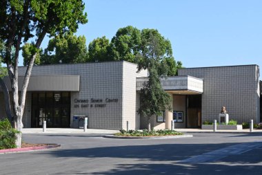 ONTARIO, CALIFORNIA - 14 Temmuz 2024: Ontario Huzur Evi Şehir Merkezi ve Şehir Meydanı 'nın bitişiğindeki Yaşlılar Merkezi.