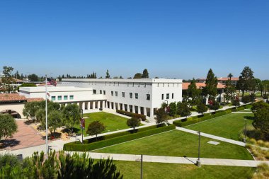 BEACH, CALIFORNIA - 28 HAZİRAN 2024: Long Beach Üniversitesi Liberal Sanatlar Kampüsü 'ndeki avlu manzarası.