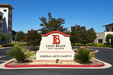 LONG BEACH, CALIFORNIA - 28 HAZİRAN 2024: Long Beach Üniversitesi Liberal Sanatlar Kampüsü tabelası.