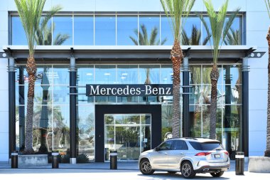 LONG BEACH, CALIFORNIA - 28 Temmuz 2024: Lakewood Bulvarı 'ndaki Mercedes-Benz Araç Hazırlama Merkezi.